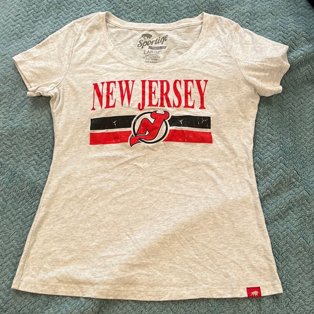 Women’s vintage looking NJ Devils NHL Tshirt size L